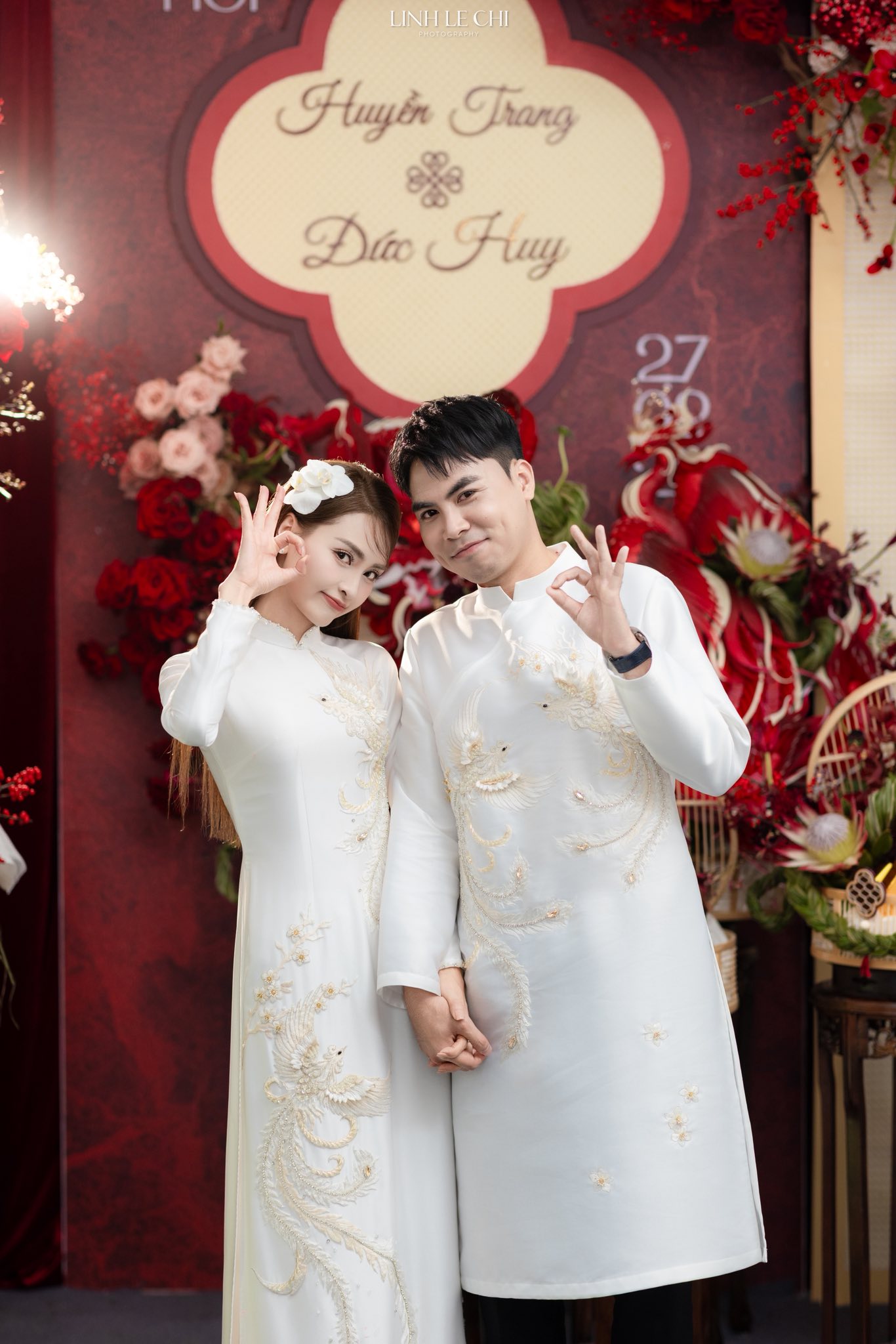 Ảnh n&eacute;t căng: MC M&ugrave; Tạt đeo v&agrave;ng nặng trĩu l&ecirc;n xe hoa c&ugrave;ng tuyển thủ Đức Huy,