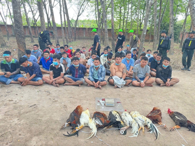 Ph&aacute;t hiện hơn 80 người tập trung tại một khu đất  trống, c&ocirc;ng an sử dụng c&ocirc;ng nghệ cao v&agrave;o cuộc- Ảnh 1.