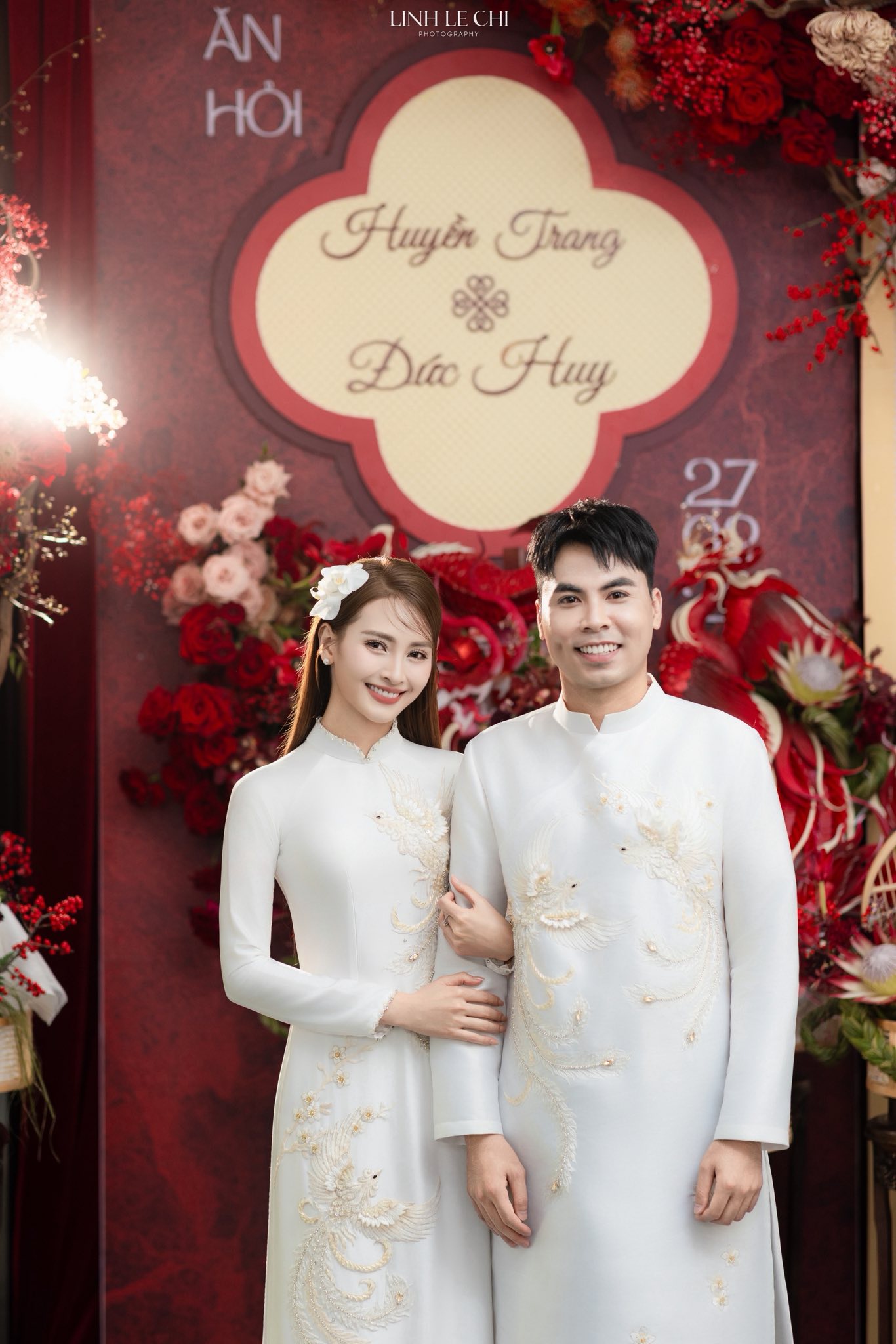 Ảnh n&eacute;t căng: MC M&ugrave; Tạt đeo v&agrave;ng nặng trĩu l&ecirc;n xe hoa c&ugrave;ng tuyển thủ Đức Huy,