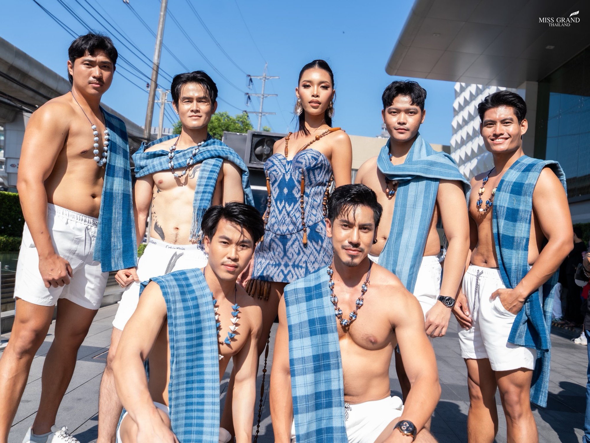 Dàn Hoa hậu tràn ra đường gây sốc: Hết cưỡi voi đến giả ăn mày, có người lố đến mức chui vào quan tài- Ảnh 6. Dàn Hoa hậu tràn ra đường gây sốc: Hết cưỡi voi đến giả ăn mày, có người lố đến mức chui vào quan tài- Ảnh 6.