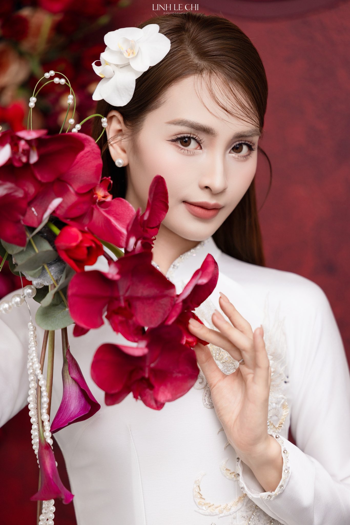 Ảnh n&eacute;t căng: MC M&ugrave; Tạt đeo v&agrave;ng nặng trĩu l&ecirc;n xe hoa c&ugrave;ng tuyển thủ Đức Huy,