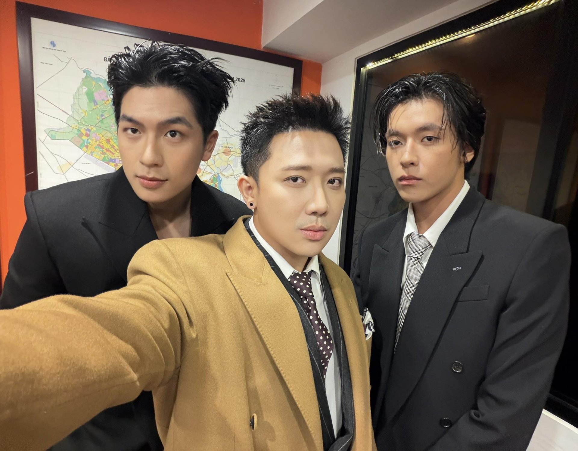 Đại gia ngh&igrave;n tỷ của Việt Nam nằm nghỉ trong nh&agrave; vệ sinh, lướt điện thoại g&acirc;y ch&uacute; &yacute;- Ảnh 2.