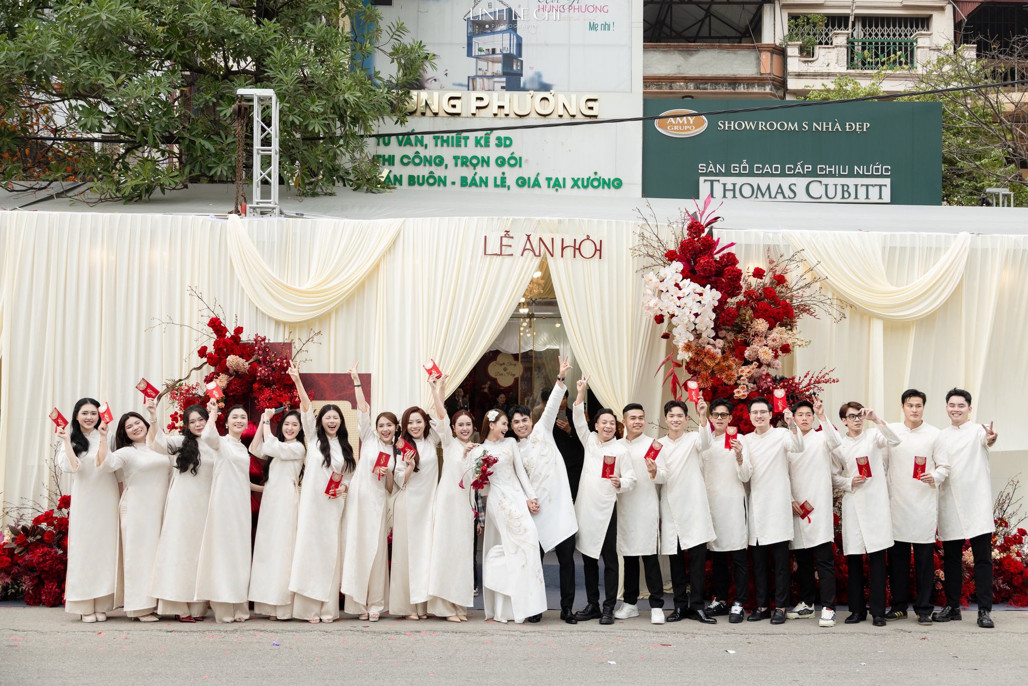 Ảnh n&eacute;t căng: MC M&ugrave; Tạt đeo v&agrave;ng nặng trĩu l&ecirc;n xe hoa c&ugrave;ng tuyển thủ Đức Huy,