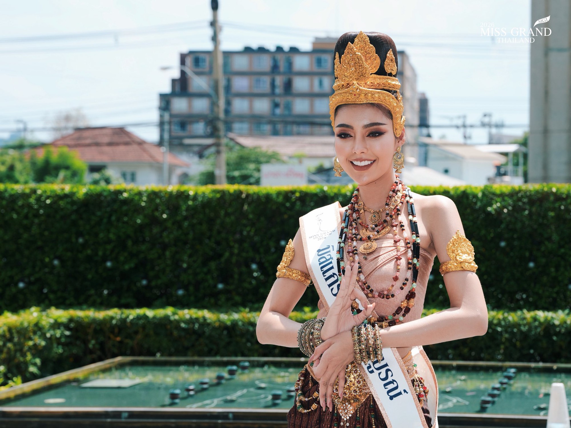 D&agrave;n Hoa hậu tr&agrave;n ra đường g&acirc;y sốc: Hết cưỡi voi đến giả ăn m&agrave;y, c&oacute; người lố đến mức chui v&agrave;o quan t&agrave;i- Ảnh 9.