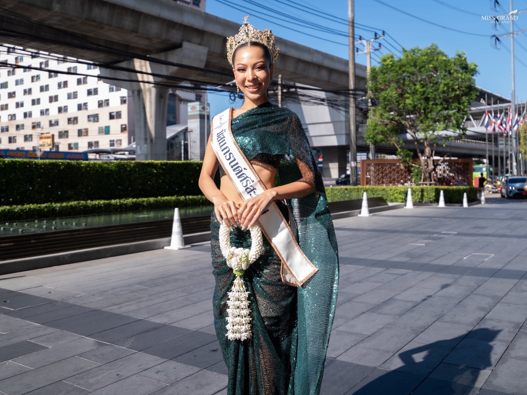 D&agrave;n Hoa hậu tr&agrave;n ra đường g&acirc;y sốc: Hết cưỡi voi đến giả ăn m&agrave;y, c&oacute; người lố đến mức chui v&agrave;o quan t&agrave;i- Ảnh 10.