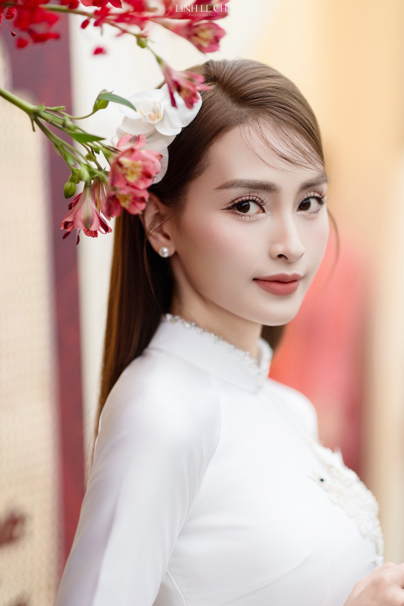 Ảnh n&eacute;t căng: MC M&ugrave; Tạt đeo v&agrave;ng nặng trĩu l&ecirc;n xe hoa c&ugrave;ng tuyển thủ Đức Huy,