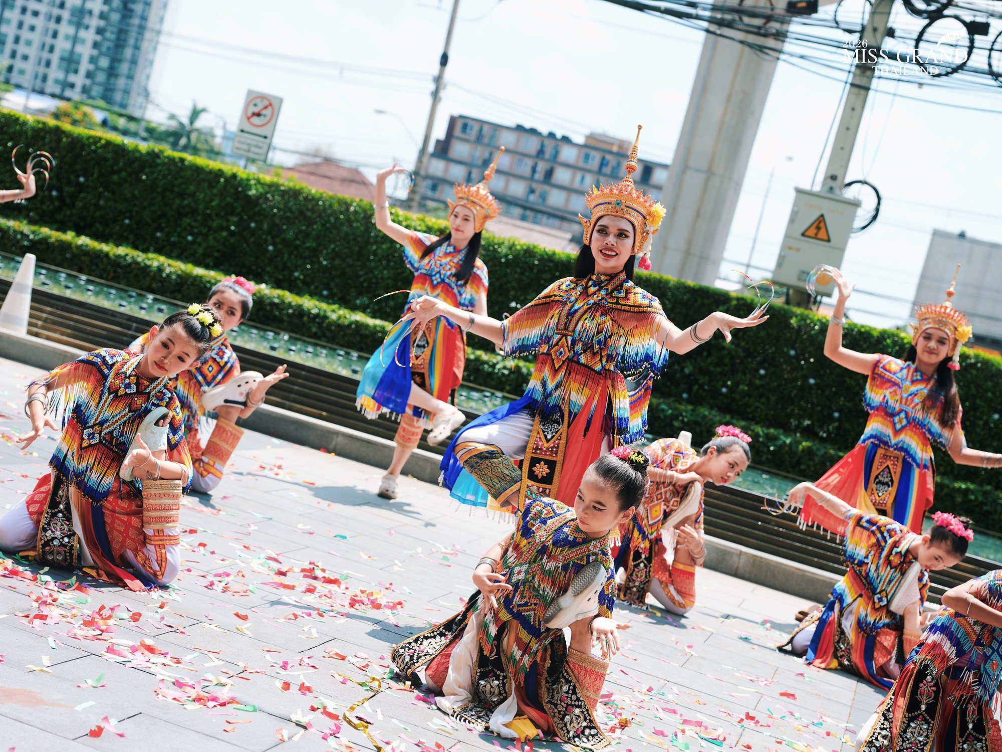 D&agrave;n Hoa hậu tr&agrave;n ra đường g&acirc;y sốc: Hết cưỡi voi đến giả ăn m&agrave;y, c&oacute; người lố đến mức chui v&agrave;o quan t&agrave;i- Ảnh 11.