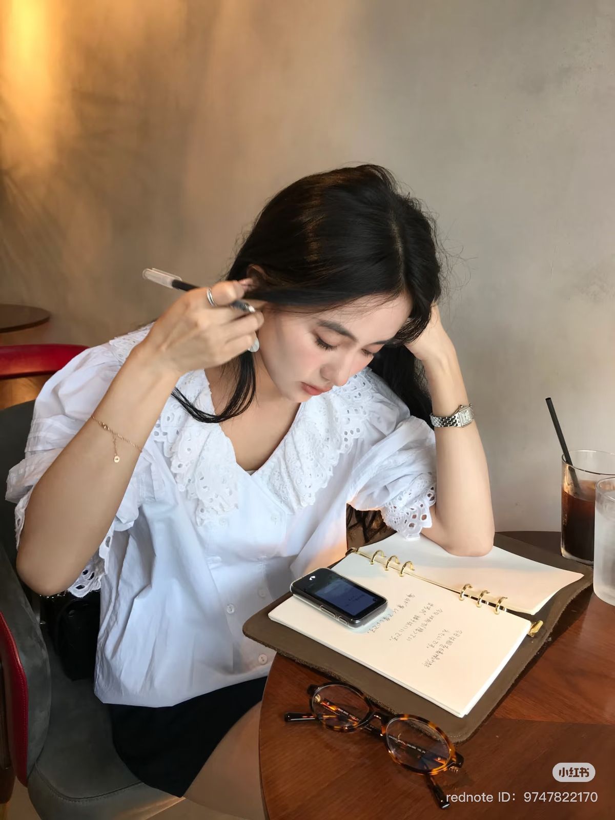 C&aacute;i gi&aacute; của nữ nh&acirc;n vi&ecirc;n ng&acirc;n h&agrave;ng ly h&ocirc;n ở tuổi 20, t&aacute;i h&ocirc;n ở tuổi 32- Ảnh 1.