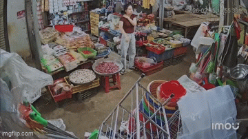 Vụ ngất xỉu sau khi gặp 2 người lạ: Đối tượng t&igrave;m người t&ecirc;n V&acirc;n, nhưng giơ ảnh đ&agrave;n &ocirc;ng đầu trọc- Ảnh 1.