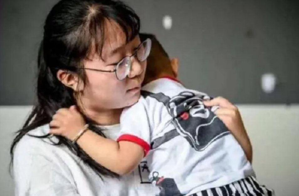 Bắt con g&aacute;i lớn &egrave; cổ nu&ocirc;i em trai đến suy kiệt, một b&agrave; mẹ khiến d&acirc;n mạng bức x&uacute;c: Chưa thấy ai &iacute;ch kỷ như chị!- Ảnh 1.