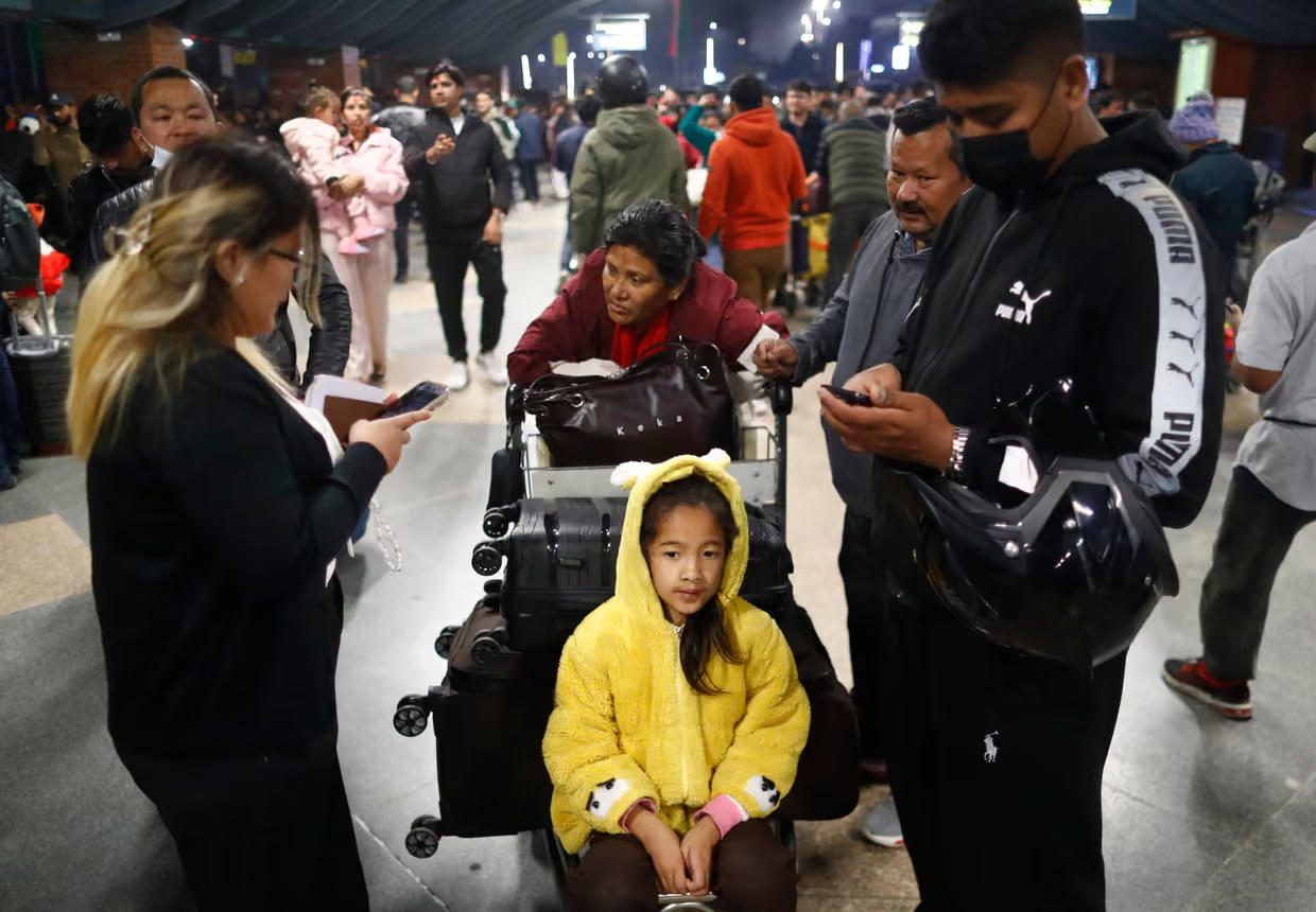 H&agrave;ng trăm ng&agrave;n h&agrave;nh kh&aacute;ch mắc kẹt, hơn 1.000 chuyến bay bị hủy ở Trung Đ&ocirc;ng- Ảnh 1.