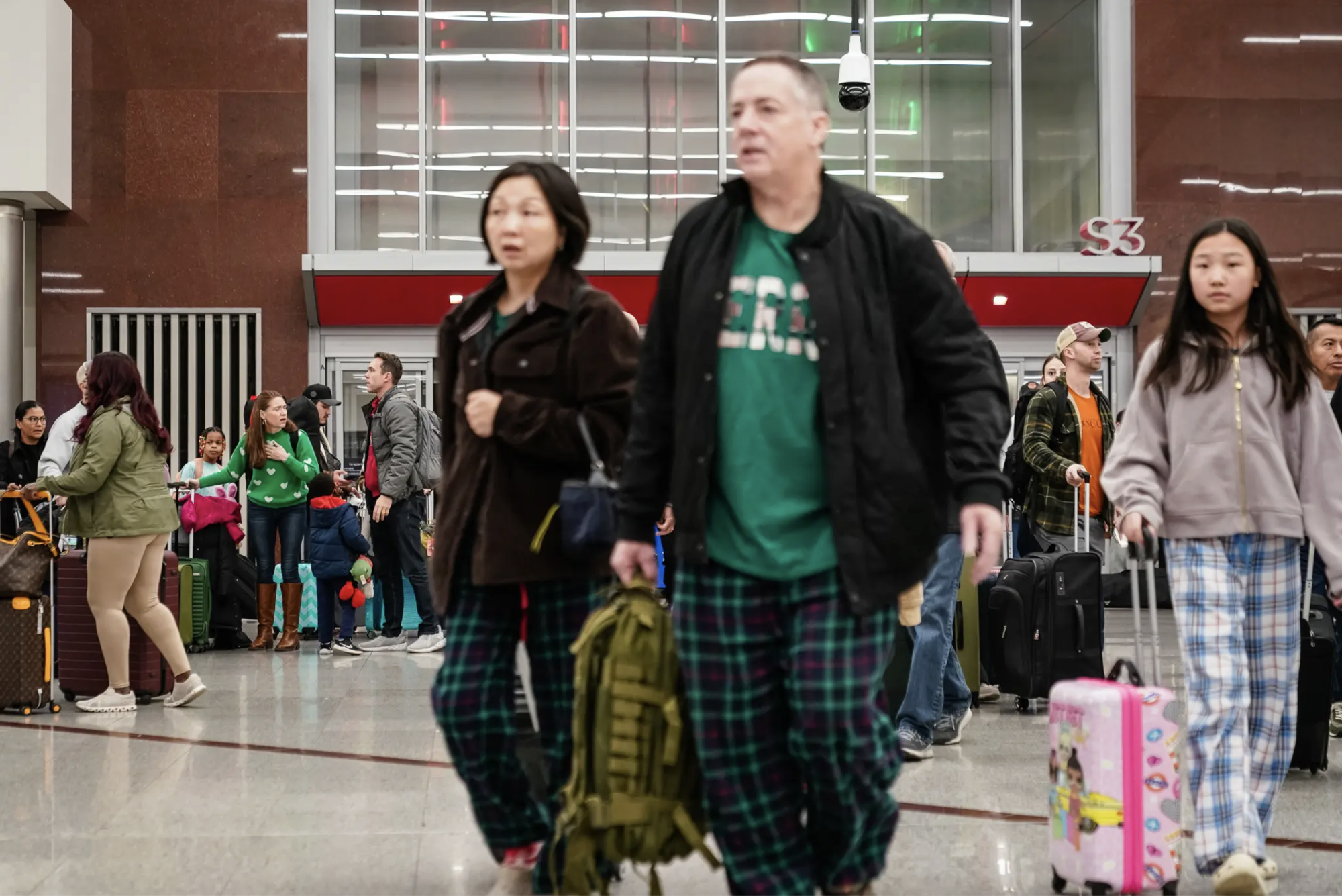 Một s&acirc;n bay muốn cấm h&agrave;nh kh&aacute;ch mặc đồ ngủ v&agrave; d&eacute;p crocs?- Ảnh 1.