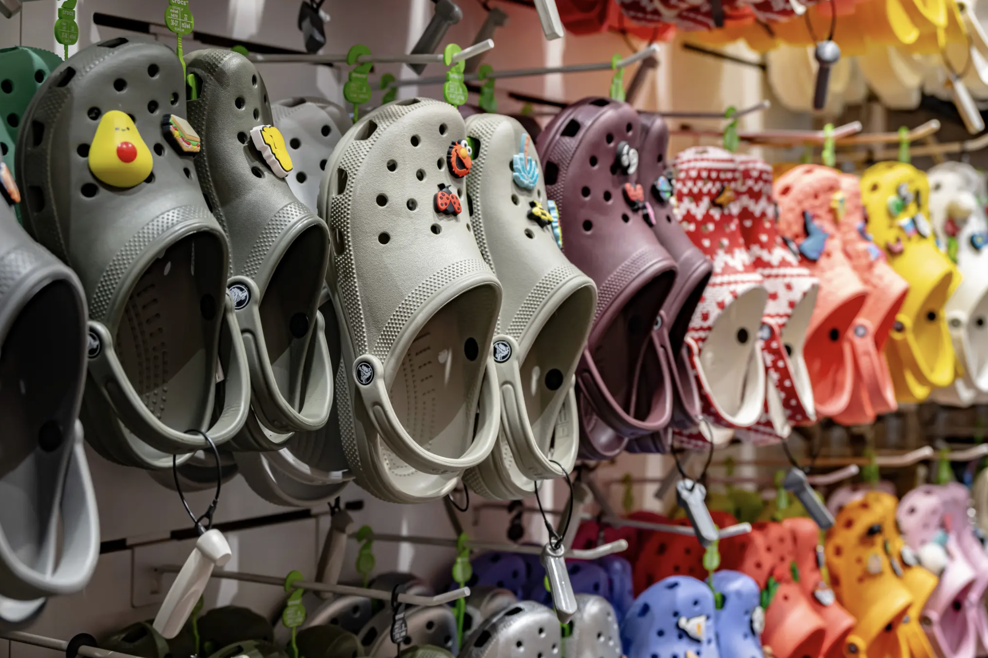 Một s&acirc;n bay muốn cấm h&agrave;nh kh&aacute;ch mặc đồ ngủ v&agrave; d&eacute;p crocs?- Ảnh 2.