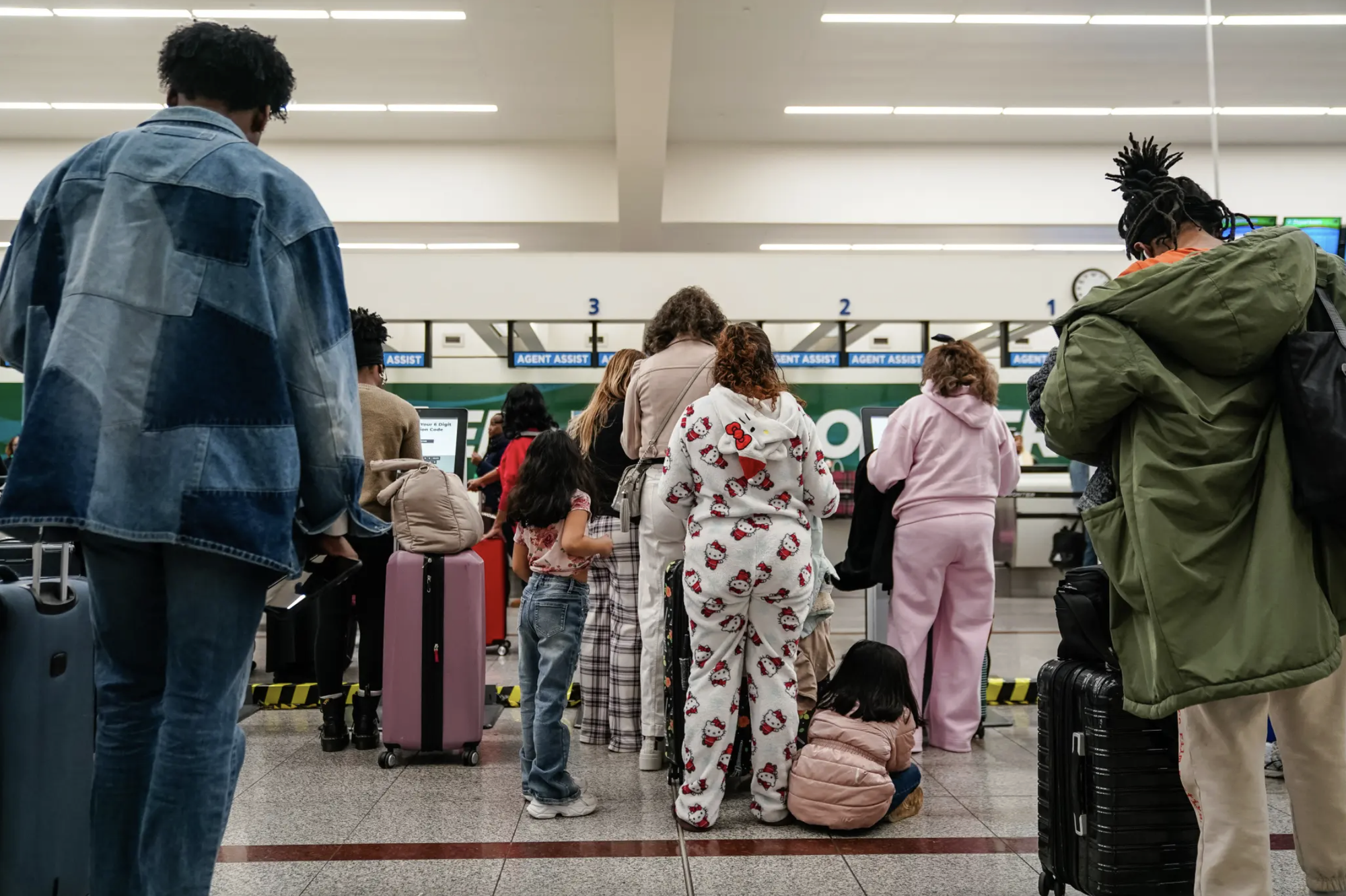 Một s&acirc;n bay muốn cấm h&agrave;nh kh&aacute;ch mặc đồ ngủ v&agrave; d&eacute;p crocs?- Ảnh 3.