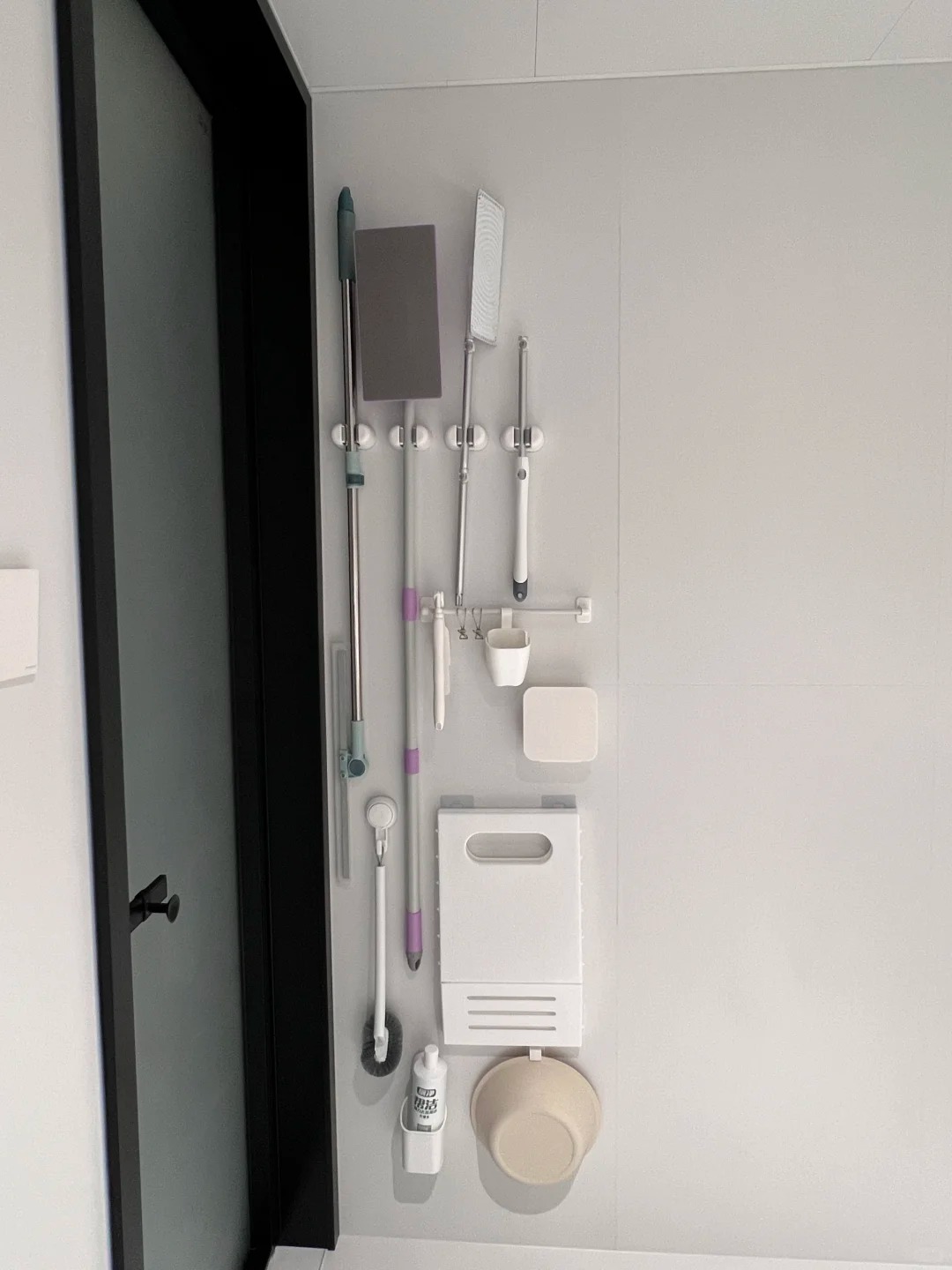 Treo l&ecirc;n thay v&igrave; để xuống: 12 c&aacute;ch sắp xếp &ldquo;kh&ocirc;ng tốn tiền&rdquo; của giới trẻ gi&uacute;p nh&agrave; gọn hẳn, việc nh&agrave; giảm một nửa- Ảnh 1.