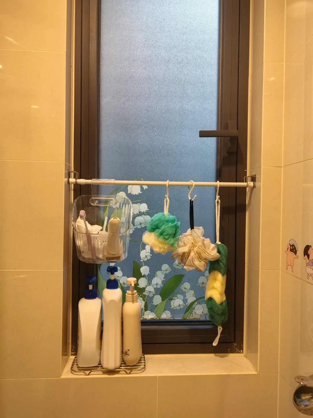 Treo l&ecirc;n thay v&igrave; để xuống: 12 c&aacute;ch sắp xếp &ldquo;kh&ocirc;ng tốn tiền&rdquo; của giới trẻ gi&uacute;p nh&agrave; gọn hẳn, việc nh&agrave; giảm một nửa- Ảnh 2.