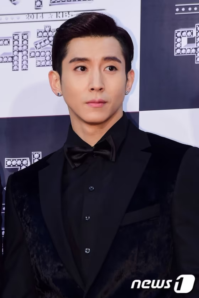 Ca sĩ điển trai ế 13 năm v&igrave; h&ocirc;i miệng, nay hết thời bị tất cả bạn b&egrave; từ mặt- Ảnh 5.