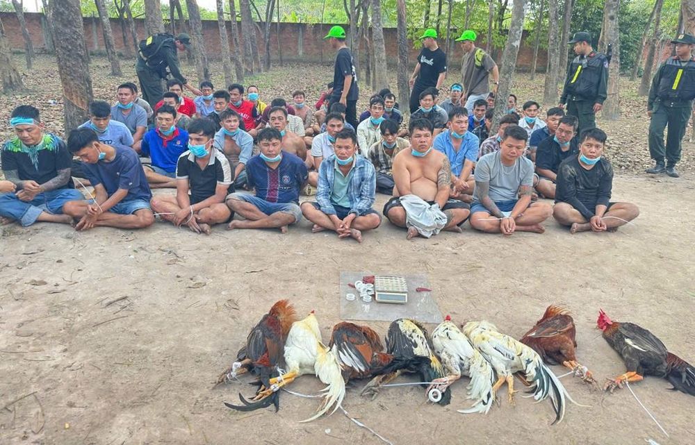 H&agrave;ng trăm cảnh s&aacute;t đột k&iacute;ch 2 tụ điểm, bắt &ocirc;ng tr&ugrave;m Nguyễn Văn Tuấn v&agrave; 82 người- Ảnh 1.