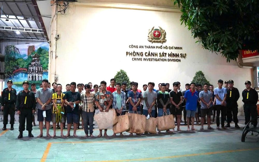 H&agrave;ng trăm cảnh s&aacute;t đột k&iacute;ch 2 tụ điểm, bắt &ocirc;ng tr&ugrave;m Nguyễn Văn Tuấn v&agrave; 82 người- Ảnh 2.