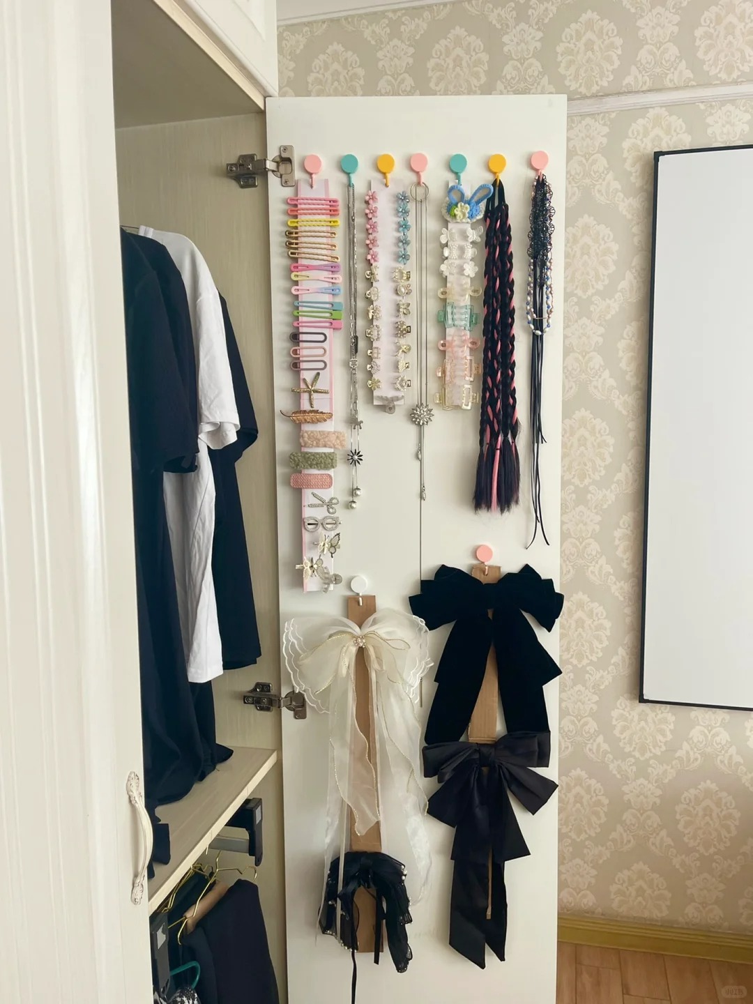 Treo l&ecirc;n thay v&igrave; để xuống: 12 c&aacute;ch sắp xếp &ldquo;kh&ocirc;ng tốn tiền&rdquo; của giới trẻ gi&uacute;p nh&agrave; gọn hẳn, việc nh&agrave; giảm một nửa- Ảnh 11.