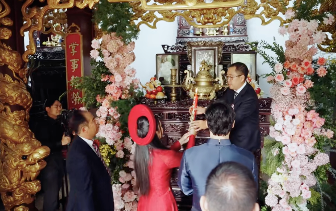 Quen nhau tại &Uacute;c, về Việt Nam tổ chức lễ cưới: &Aacute;i nữ gia tộc tổ chức lễ rước d&acirc;u tại nh&agrave; thờ tổ khiến bao người xu&yacute;t xoa- Ảnh 10.