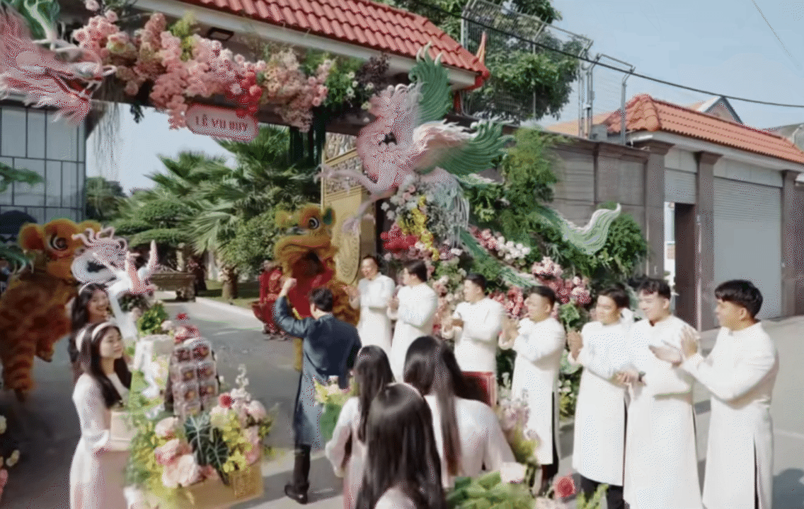Quen nhau tại &Uacute;c, về Việt Nam tổ chức lễ cưới: &Aacute;i nữ gia tộc tổ chức lễ rước d&acirc;u tại nh&agrave; thờ tổ khiến bao người xu&yacute;t xoa- Ảnh 11.