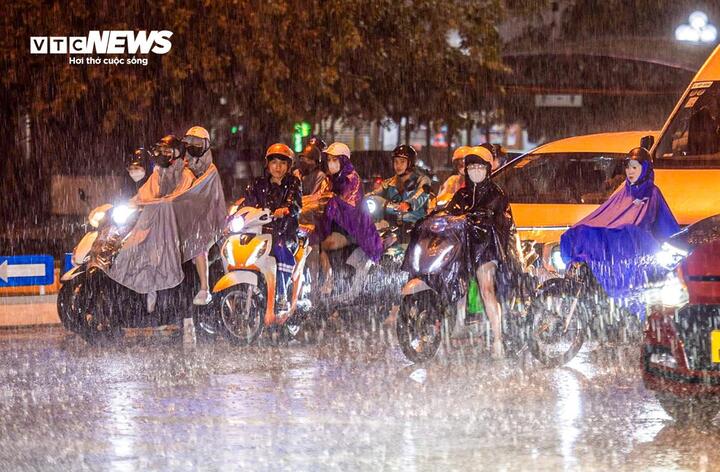 Dự b&aacute;o thời tiết ng&agrave;y 1/3: H&agrave; Nội trưa chiều nắng r&aacute;o, chiều tối mưa r&agrave;o cục bộ- Ảnh 1.