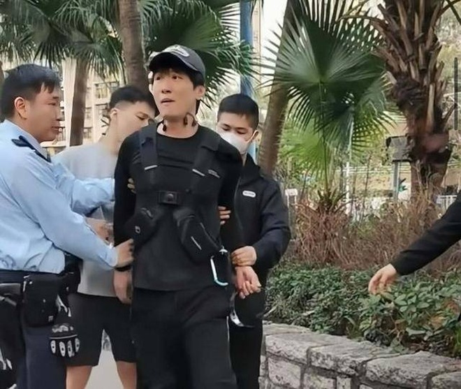 Nam ca sĩ H. lộ ảnh &ocirc;m ấp g&aacute;i lạ tr&ecirc;n t&agrave;u, đ&atilde; bay sạch danh tiếng c&ograve;n 