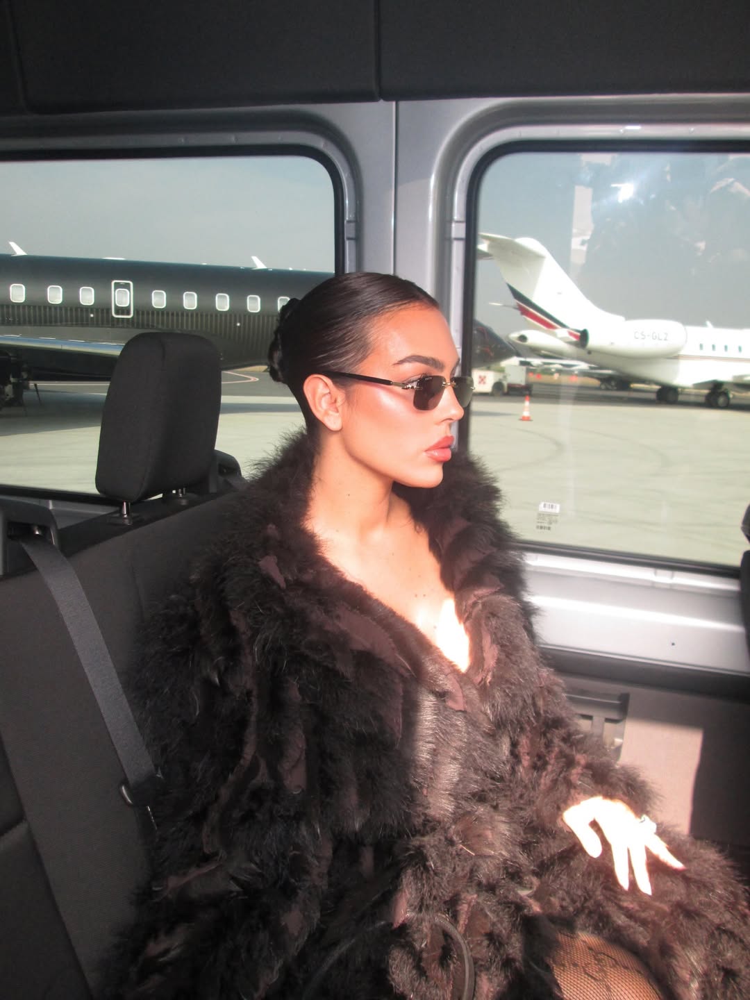 C&ocirc; g&aacute;i đổi đời sau 30 ph&uacute;t tăng ca: Từ nh&acirc;n vi&ecirc;n b&aacute;n h&agrave;ng th&agrave;nh "ph&uacute; b&agrave;" đồ hiệu, y&ecirc;u tỷ ph&uacute; b&oacute;ng đ&aacute;- Ảnh 2.