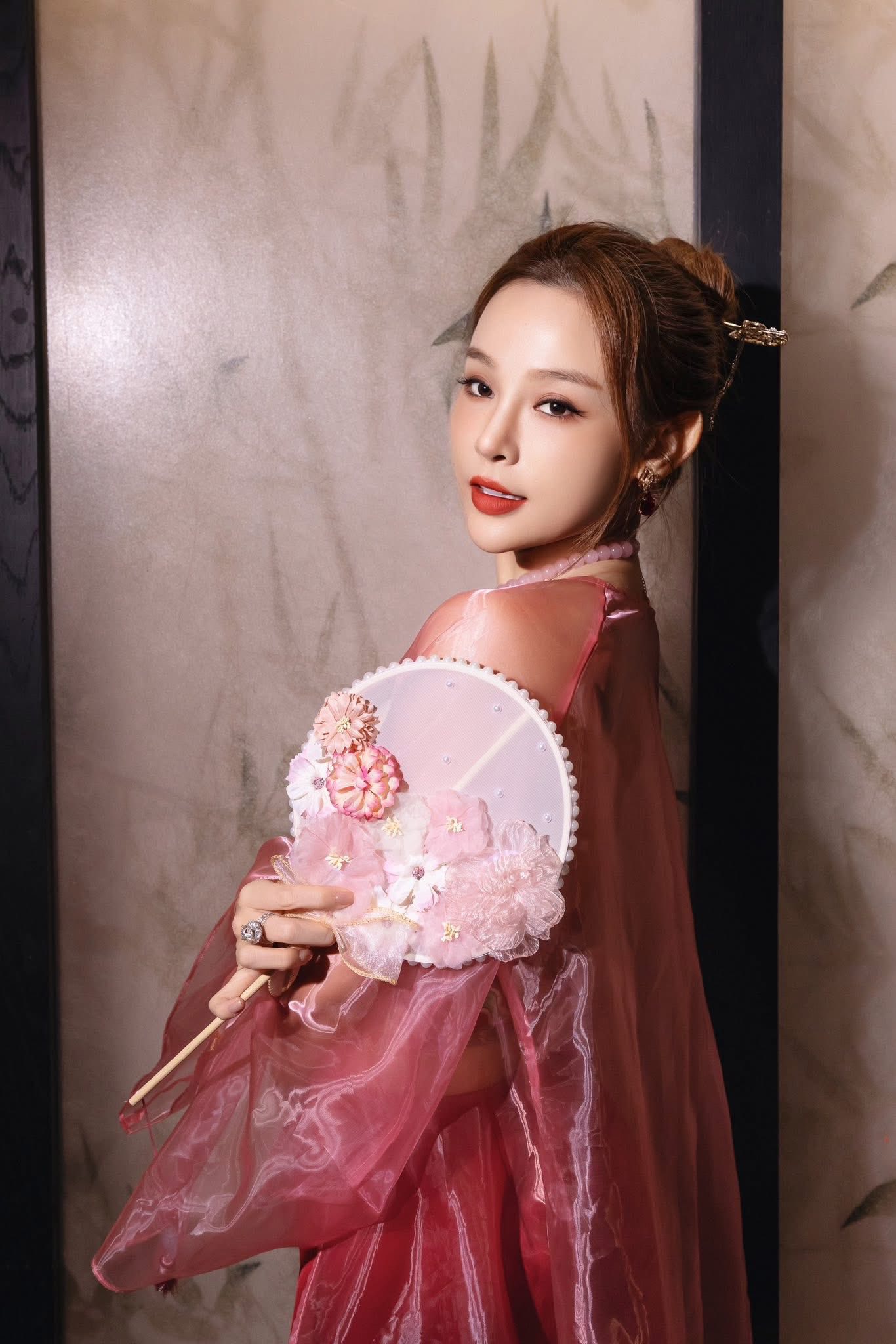 Huyền Baby U40 vẫn cứ đẹp long lanh chuẩn baby: H&oacute;a ra rất chăm d&ugrave;ng 1 thứ nhiều năm qua để nhan sắc bất bại với thời gian, n&oacute;i kh&ocirc;ng với ''dao k&eacute;o''- Ảnh 1.