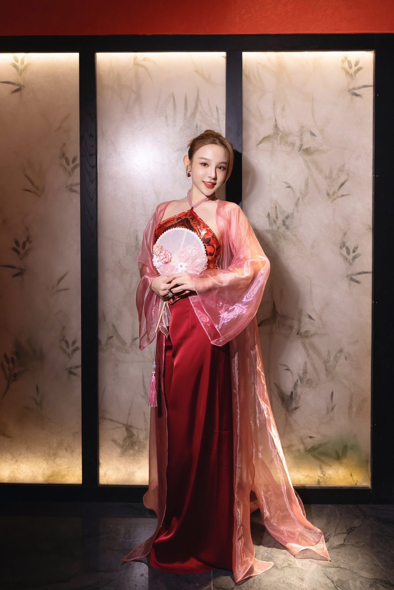 Huyền Baby U40 vẫn cứ đẹp long lanh chuẩn baby: H&oacute;a ra rất chăm d&ugrave;ng 1 thứ nhiều năm qua để nhan sắc bất bại với thời gian, n&oacute;i kh&ocirc;ng với ''dao k&eacute;o''- Ảnh 2.