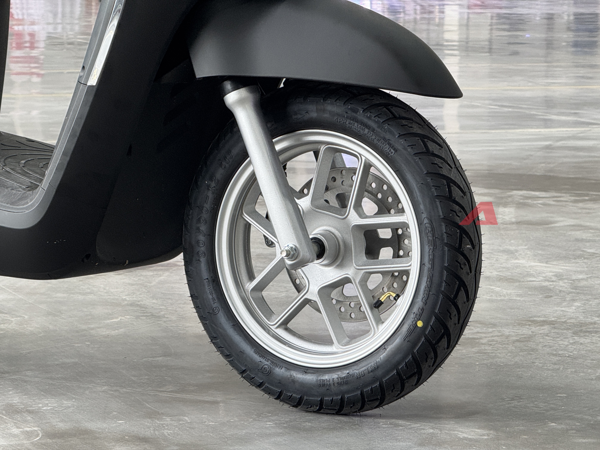 Yadea Osta chốt giá cao nhất 31,99 triệu đồng: Nhiều công nghệ giống ô tô, 'phượt' Hà Nội - Hạ Long không cần sạc- Ảnh 6. Yadea Osta chốt giá cao nhất 31,99 triệu đồng: Nhiều công nghệ giống ô tô, 'phượt' Hà Nội - Hạ Long không cần sạc- Ảnh 6.