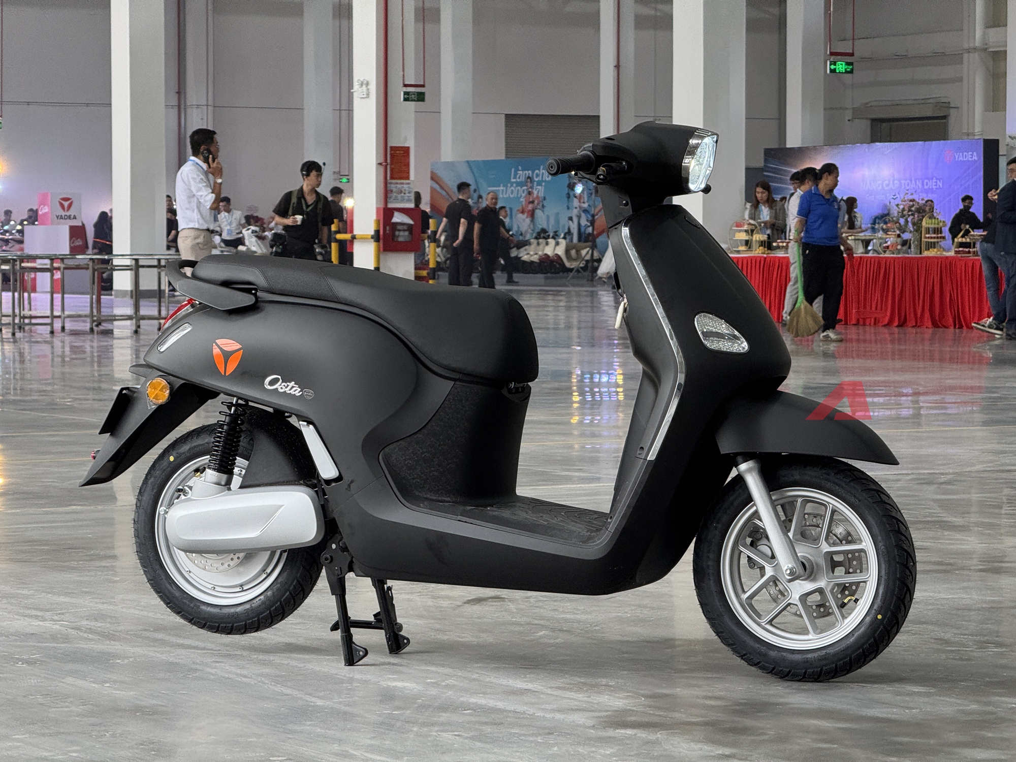 Yadea Osta chốt giá cao nhất 31,99 triệu đồng: Nhiều công nghệ giống ô tô, 'phượt' Hà Nội - Hạ Long không cần sạc- Ảnh 1. Yadea Osta chốt giá cao nhất 31,99 triệu đồng: Nhiều công nghệ giống ô tô, 'phượt' Hà Nội - Hạ Long không cần sạc- Ảnh 1.