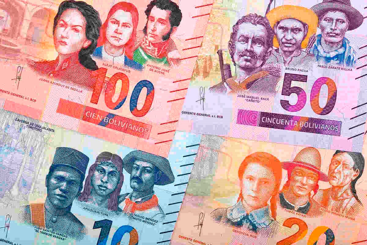 Tiền rơi trắng trời sau thảm kịch m&aacute;y bay: Ch&iacute;nh quyền Bolivia chạy đua ti&ecirc;u hủy h&agrave;ng triệu USD trước khi d&acirc;n ngh&egrave;o kịp "h&ocirc;i của"- Ảnh 3.