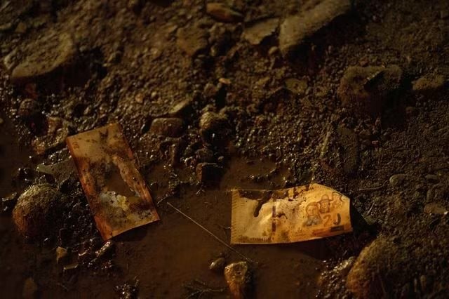 Tiền rơi trắng trời sau thảm kịch m&aacute;y bay: Ch&iacute;nh quyền Bolivia chạy đua ti&ecirc;u hủy h&agrave;ng triệu USD trước khi d&acirc;n ngh&egrave;o kịp "h&ocirc;i của"- Ảnh 2.