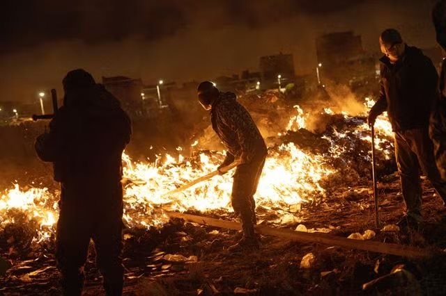 Tiền rơi trắng trời sau thảm kịch m&aacute;y bay: Ch&iacute;nh quyền Bolivia chạy đua ti&ecirc;u hủy h&agrave;ng triệu USD trước khi d&acirc;n ngh&egrave;o kịp "h&ocirc;i của"- Ảnh 1.