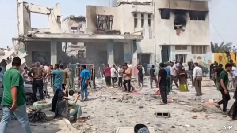 Hiện trường ám ảnh tại ngôi trường nữ sinh ở Minab: Balo, sách vở đầy máu chôn vùi dưới đống đổ nát, 115 người thiệt mạng- Ảnh 1. Hiện trường ám ảnh tại ngôi trường nữ sinh ở Minab: Balo, sách vở đầy máu chôn vùi dưới đống đổ nát, 115 người thiệt mạng- Ảnh 1.