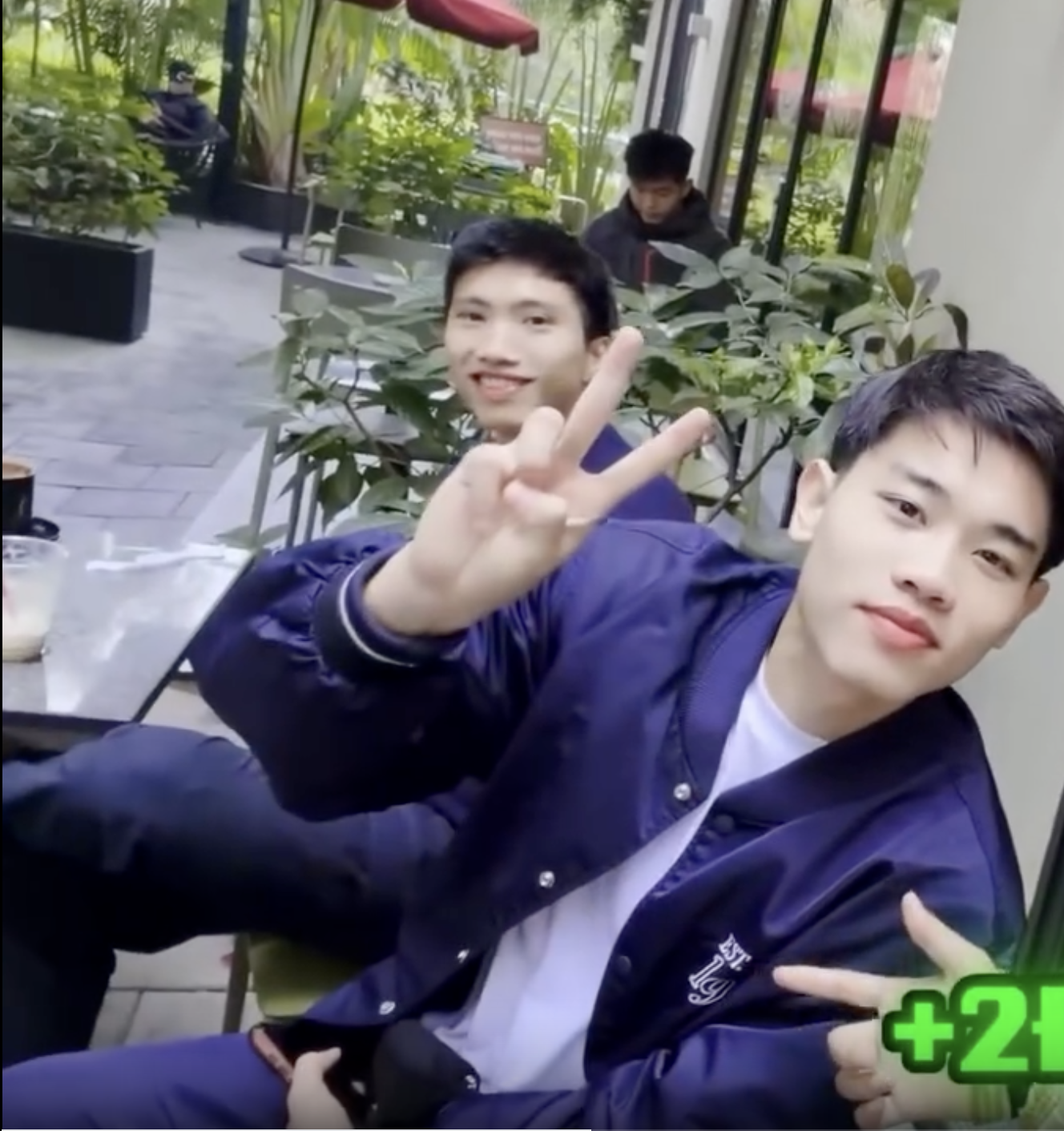 Văn Hậu lái Porsche chở Đình Bắc, còn kiên nhẫn chờ đàn em kí tặng loạt fan nhí, netizen: Thời thế đổi khác rồi!- Ảnh 1. Văn Hậu lái Porsche chở Đình Bắc, còn kiên nhẫn chờ đàn em kí tặng loạt fan nhí, netizen: Thời thế đổi khác rồi!- Ảnh 1.