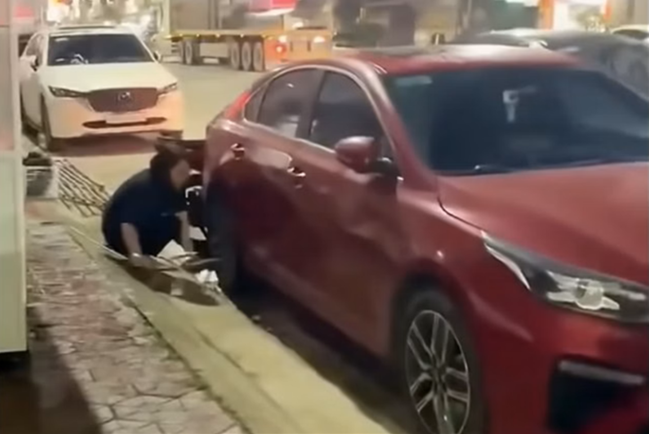 Kh&oacute;a b&aacute;nh &ocirc; t&ocirc; của người kh&aacute;c đỗ trước cửa h&agrave;ng ở Hải Ph&ograve;ng: Người phụ nữ được mời l&ecirc;n phường- Ảnh 1.