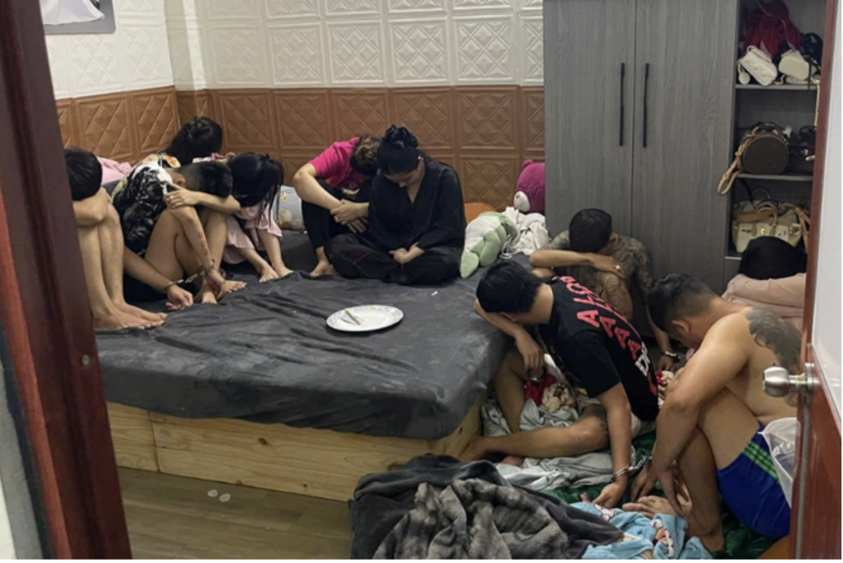 Phát hiện 5 cô gái trẻ dương tính với ma túy lúc rạng sáng- Ảnh 1. Phát hiện 5 cô gái trẻ dương tính với ma túy lúc rạng sáng- Ảnh 1.