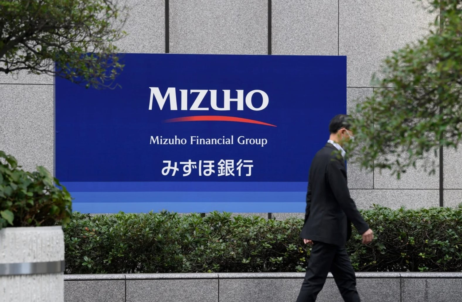 Một ng&acirc;n h&agrave;ng lớn vừa tuy&ecirc;n bố thay thế 5.000 vị tr&iacute; văn ph&ograve;ng bằng AI- Ảnh 1.