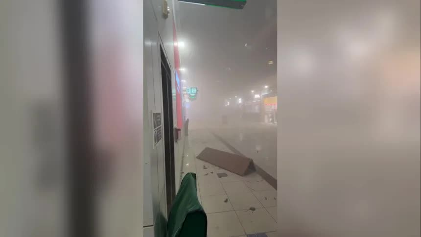 Video: H&agrave;nh kh&aacute;ch hoảng loạn th&aacute;o chạy khỏi s&acirc;n bay Dubai ngập trong kh&oacute;i lửa- Ảnh 1.