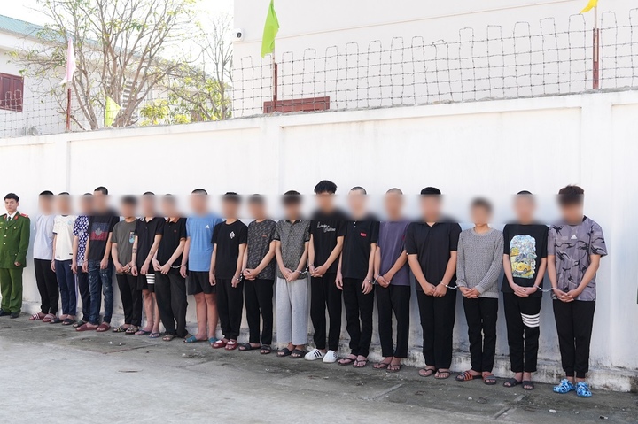 Xử l&yacute; 18 thanh thiếu ni&ecirc;n mang hung kh&iacute; chạy xe lạng l&aacute;ch, g&acirc;y rối ở Nghệ An- Ảnh 1.