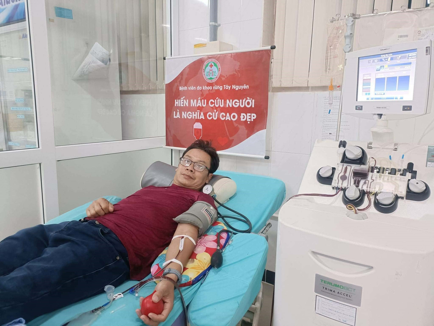 'Lao' v&agrave;o bệnh viện l&uacute;c nửa đ&ecirc;m, trao sự sống cho người lạ- Ảnh 1.