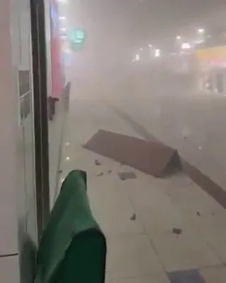 Tên lửa Iran dội xuống "trái tim" Israel, đánh trúng loạt sân bay, khách sạn khắp Trung Đông- Ảnh 2. Tên lửa Iran dội xuống "trái tim" Israel, đánh trúng loạt sân bay, khách sạn khắp Trung Đông- Ảnh 2.