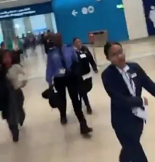 Tên lửa Iran dội xuống "trái tim" Israel, đánh trúng loạt sân bay, khách sạn khắp Trung Đông- Ảnh 3. Tên lửa Iran dội xuống "trái tim" Israel, đánh trúng loạt sân bay, khách sạn khắp Trung Đông- Ảnh 3.