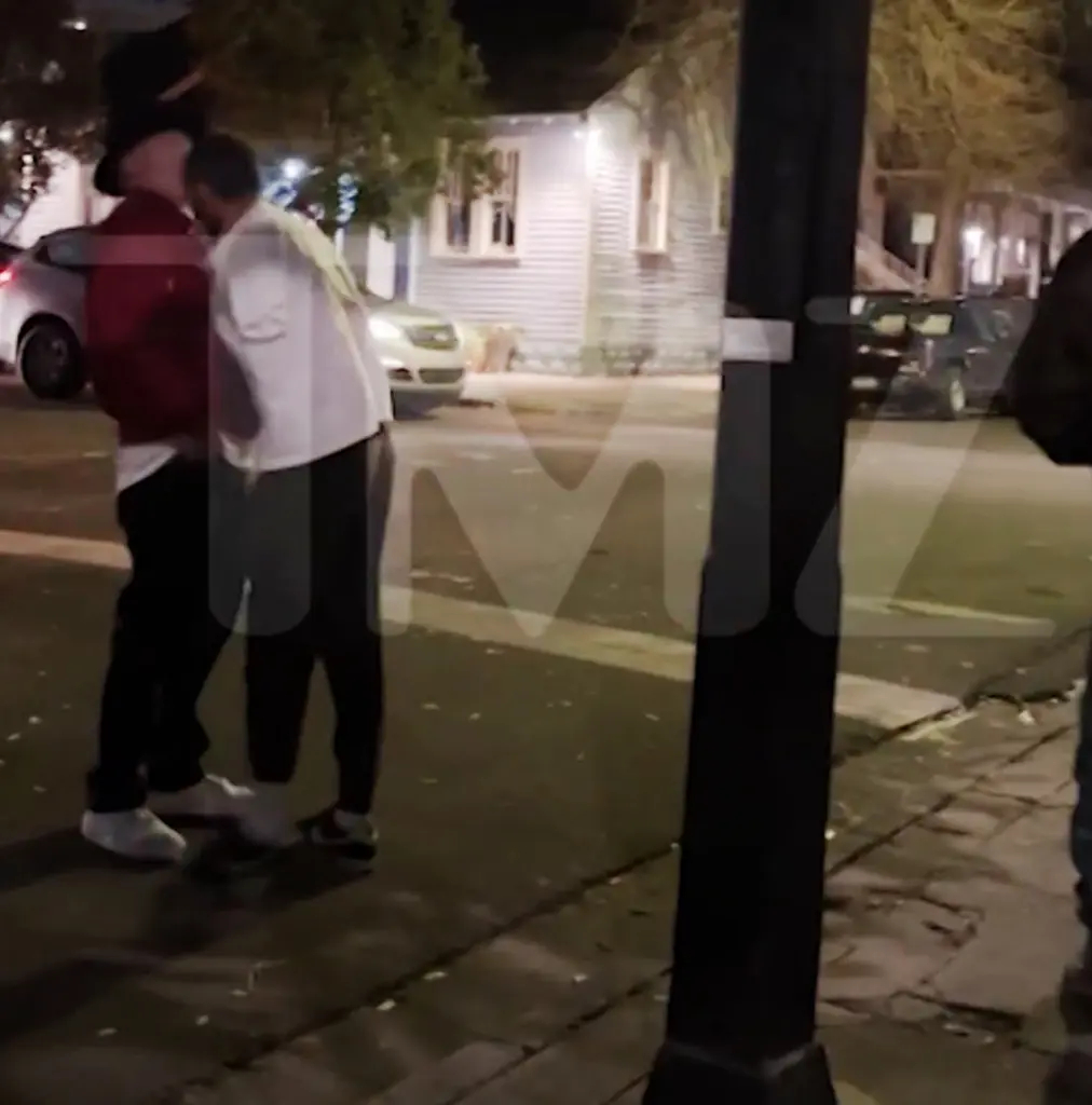 Bắt khẩn cấp diễn vi&ecirc;n đ&igrave;nh đ&aacute;m ngay đầu năm mới, video hiện trường g&acirc;y sốc- Ảnh 2.