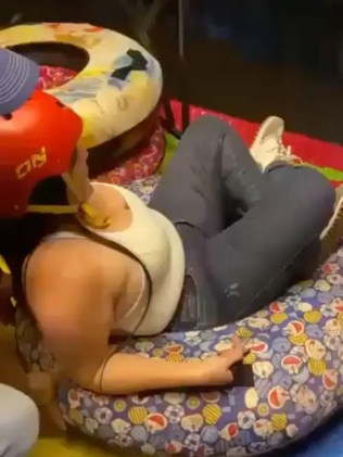 Người mẹ trẻ tử vong sau khi bị văng khỏi m&aacute;ng trượt c&ocirc;ng vi&ecirc;n- Ảnh 1.