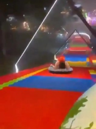 Người mẹ trẻ tử vong sau khi bị văng khỏi m&aacute;ng trượt c&ocirc;ng vi&ecirc;n- Ảnh 2.