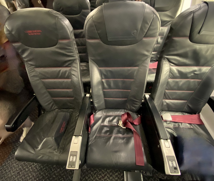 Người trong ng&agrave;nh tiết lộ b&iacute; ẩn chiếc ghế h&agrave;ng 15 tr&ecirc;n m&aacute;y bay, v&igrave; sao kh&ocirc;ng bao giờ c&oacute; ai d&aacute;m ngồi?- Ảnh 1.